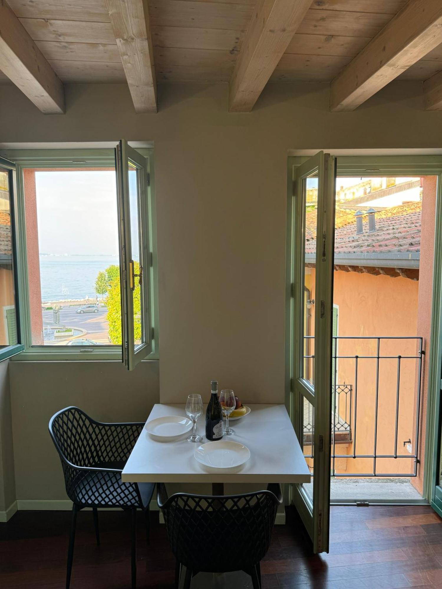 Splendid Apartment Desenzano del Garda Exterior photo
